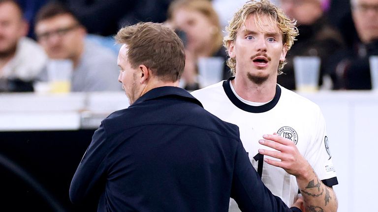 Julian Nagelsmann (l.) verteidigt Nick Woltemade.