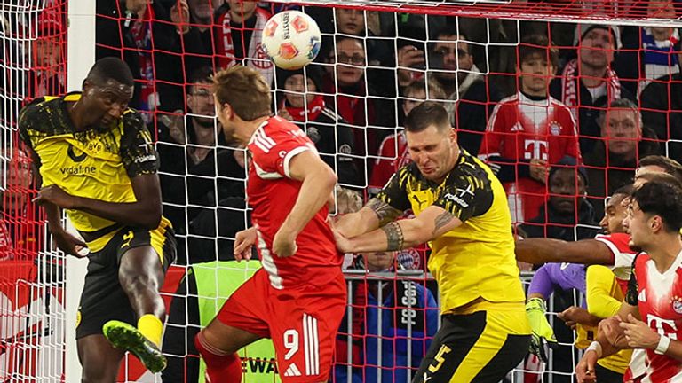 Harry Kane (2. von l.) trifft per Kopf für den FC Bayern im Klassiker gegen den BVB.