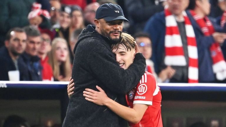 Lennart Karl (r.) zahlte im CL-Spiel gegen Brügge das Vertrauen von Bayern-Trainer Vincent Kompany mit seinem Premierentreffer zurück.
