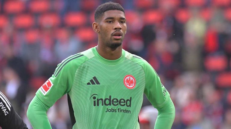 Torwart Kaua Santos gab bei Eintracht Frankfurt zuletzt eine etwas unglückliche Figur ab.