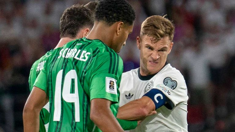 Joshua Kimmich (r.) und das deutsche Team wollen in Nordirland einen Sieg einfahren und die Tabellenspitze festigen.