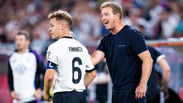 Bundestrainer Julian Nagelsmann (r.) gibt Anweisungen an Kapitän Joshua Kimmich und das restliche DFB-Team.