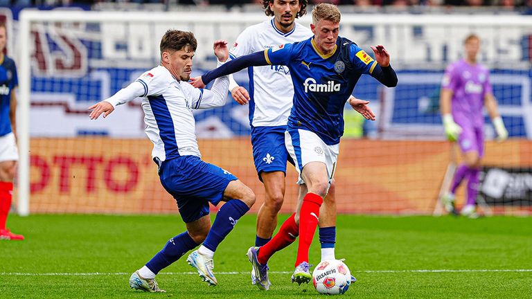 Darmstadt-Profi Leon Klassen (l.) im Duell mit Alexander Bernhardsson von Holstein Kiel.