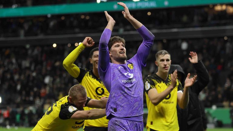 Gregor Kobel wird zum Elferhelden des BVB beim Sieg in Frankfurt.