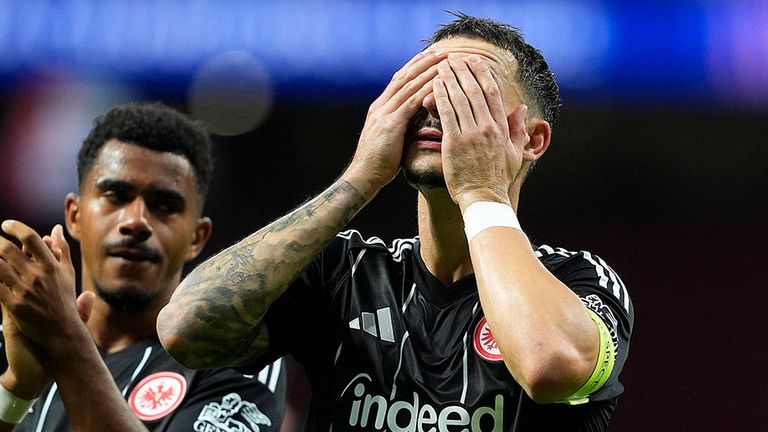 Kapitän und Abwehrchef Robin Koch schlägt nach dem Frankfurt-Debakel gegen Atletico Madrid die Hände vors Gesicht.