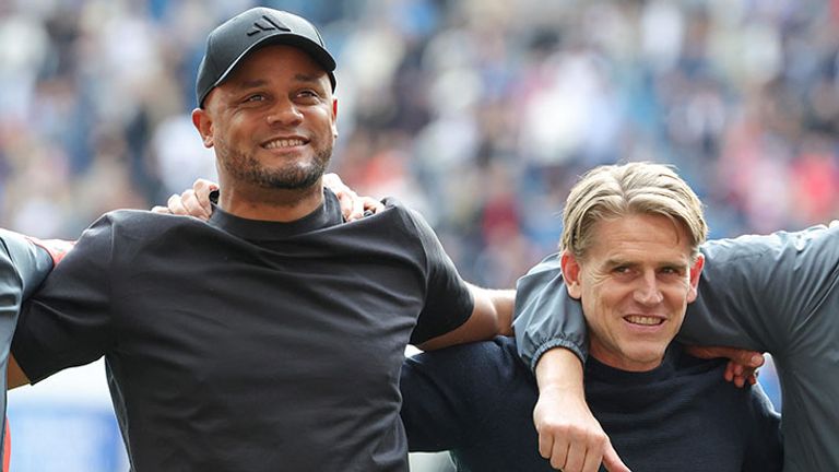 Bayern-Trainer Vincent Kompany (l.) feiert nach einem Sieg gemeinsam mit Sportdirektor Christoph Freund 