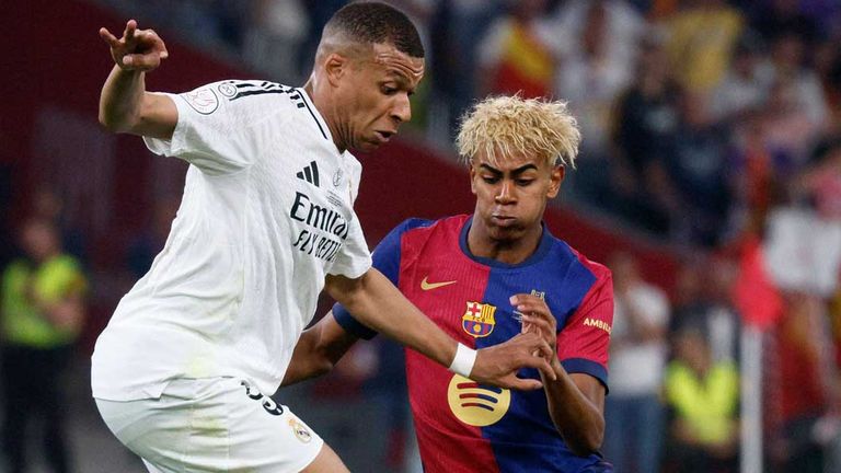 Kylian Mbappe (l.) und Lamine Yamal kämpfen im Finale des spanischen Pokals um den Ball.