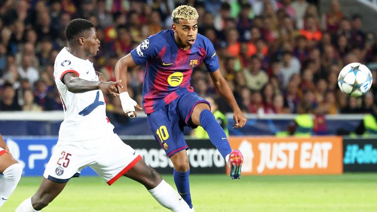 Lamine Yamal (r.) im Spiel gegen PSG.