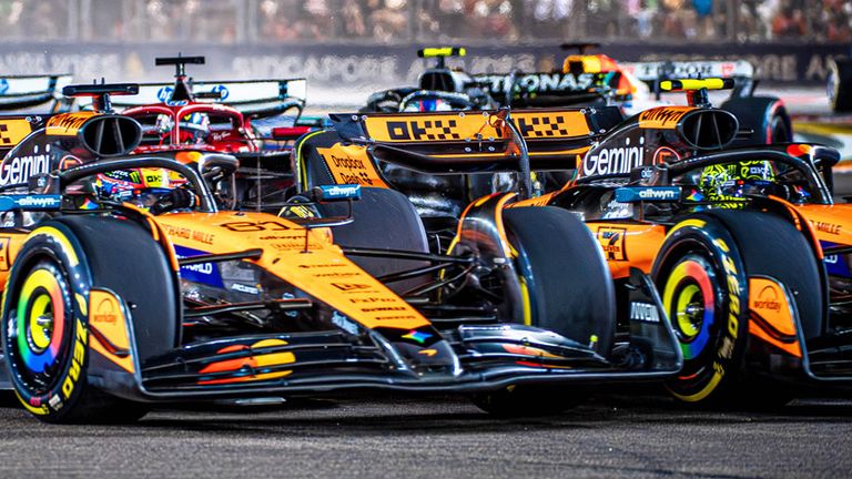 Die beiden McLaren-Piloten Oscar Piastri (v.l.) und Lando Norris (r.) kamen sich kurz nach dem Start in Singapur in die Quere.