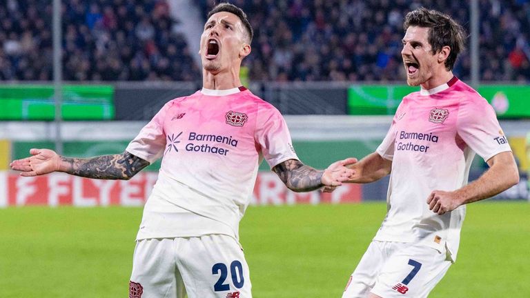 Leverkusen Grimaldo (l.) erzielt per Freistoß das goldene Tor der Partie im DFB-Pokal in Paderborn.
