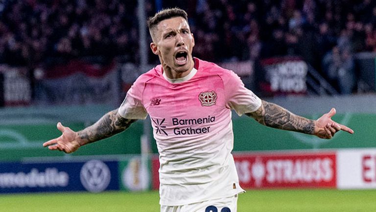 Bayer-Kunstschütze Alejandro Grimaldo bejubelt sein Tor gegen den SC Paderborn.