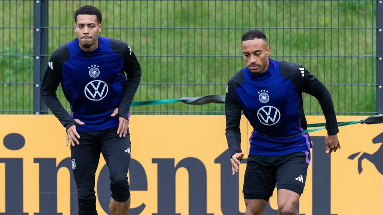 Jamie Leweling (r.) reist vorzeitig von der deutschen Nationalmannschaft ab.