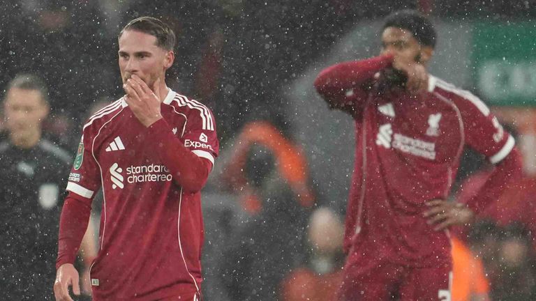Liverpools Alexis Mac Allister (l.) und Joe Gomez (r.) verlieren zum dritten Mal in dieser Saison gegen Crystal Palace.
