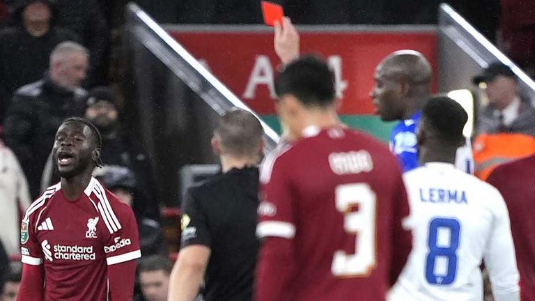 Amarao Nallo sieht im Ligapokalspiel gegen Crystal Palace zwölf Minuten nach seiner Einwechslung  die Rote Karte. 