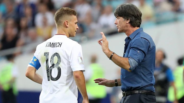 Der ehemalige Bundestrainer Joachim Löw (r.)  hat sich zur Positionsdebatte um Joshua Kimmich (l.) geäußert.