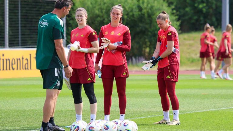 Aufgrund des verletzungsbedingten Ausfalls von Ena Mahmutovic wurde Rafaela Borggräfe für das DFB-Team nachnominiert.