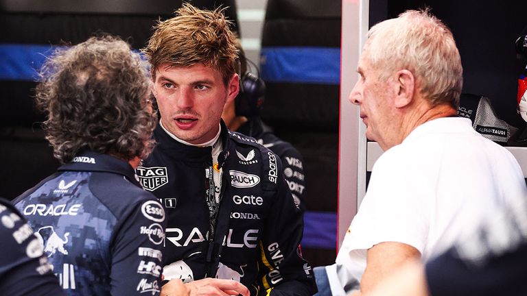 Weltmeister Max Verstappen (M) im Gespräch mit Red-Bull-Teamchef Laurent Mekies (l.) und Motorsportberater Dr. Helmut Marko.