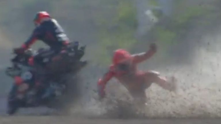 MotoGP-Weltmeister Marc Marquez stürzt beim GP von Indonesien schwer.