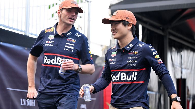 Sind Max Verstappen (l.) und Yuki Tsunoda (r.) auch in der Saison 2026 Teamkollegen bei Red Bull?