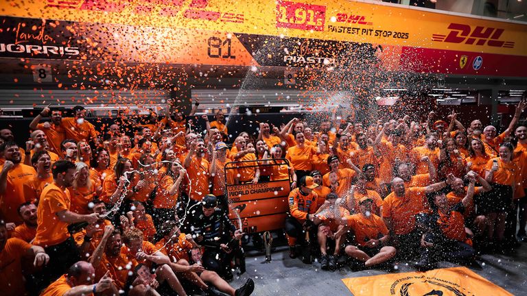 Historischer Jubel: McLaren gewinnt in Singapur die zweite Konstrukteurs-Weltmeisterschaft der Formel 1 in Folge.