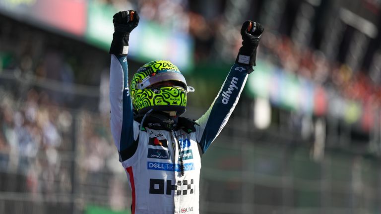 Lando Norris feiert seinen Sieg in Mexiko und somit, kurz vor Saisonende, die WM-Führung.