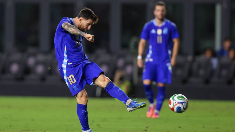 Lionel Messi feiert einen deutlichen Sieg mit Argentinien.