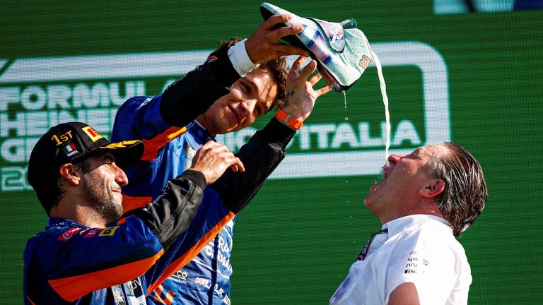 "Shoey" für Zak Brown: Daniel Ricciardo siegte im Monza 2021 für McLaren zum ersten Mal seit 2012.