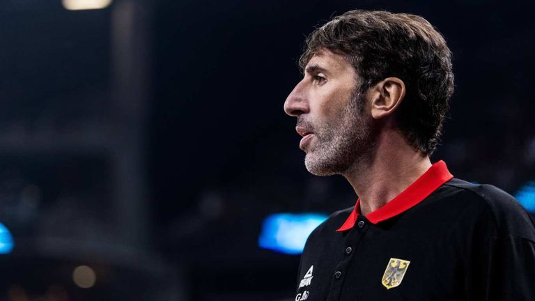 Basketball-Bundestrainer Alex Mumbru ist nach vier Wochen im Krankenhaus wieder zu Hause.