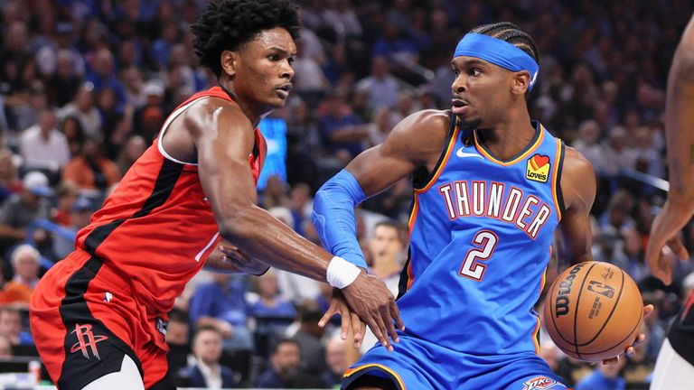 Shai Gilgeous-Alexander (r.) und die OKC Thunder besiegen die Houston Rockets beim NBA-Saisonstart.