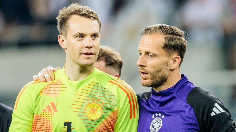 Manuel Neuer (l.) und Oliver Baumann im Jahr 2024 noch als Teamkollegen im DFB-Team.