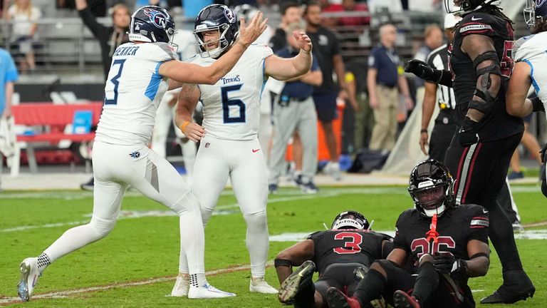 Titans Kicker Joey Slye (6) schießt das Game-Winning Field Goal und wird von Teamkollege Johnny Hekker (3) bejubelt