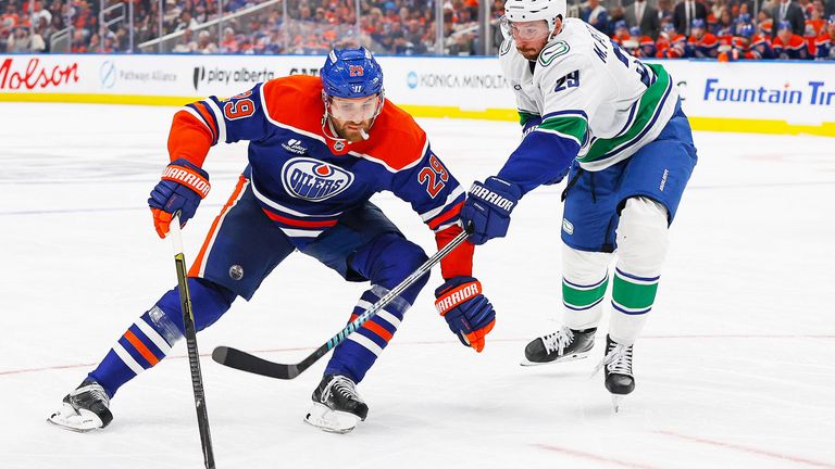 Leon Draisaitl (l.) trifft beim Sieg seiner Edmonton Oilers gegen die Vancouver Canucks.