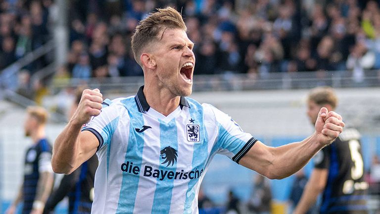 Florian Niederlechner freut sich über ein Tor von 1860 München.
