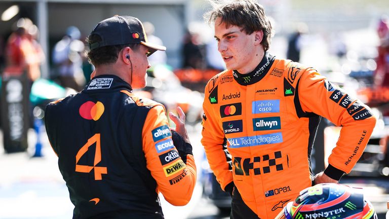 Die beiden McLaren-Piloten Lando Norris (l.) und Oscar Piastri (r.) kämpfen um den Fahrer-Titel in der Formel 1.