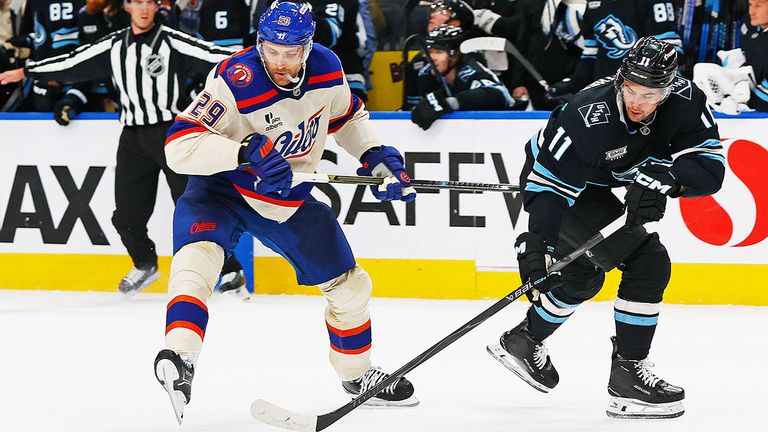 Leon Draisaitl (l.) und die Edmonton Oilers fahren gegen Utah Mammoth den nächsten Sieg ein.