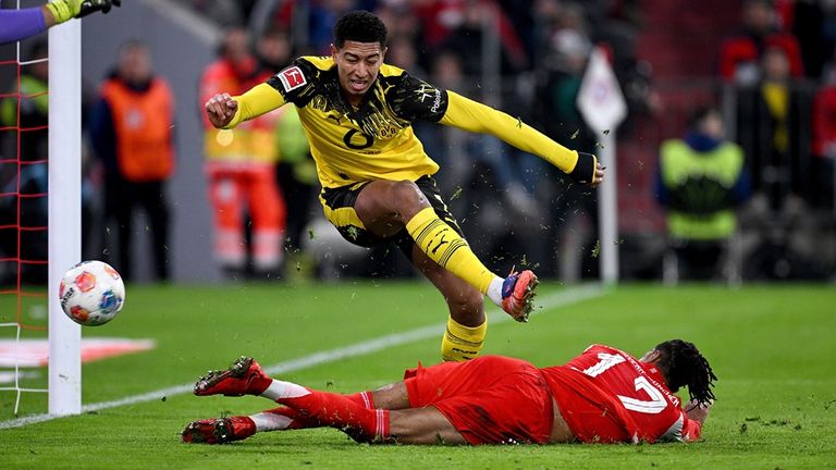 Jobe Bellingham (l.) kann den Ball vor Michael Olise (r.) nicht mehr rechtzeitig klären.