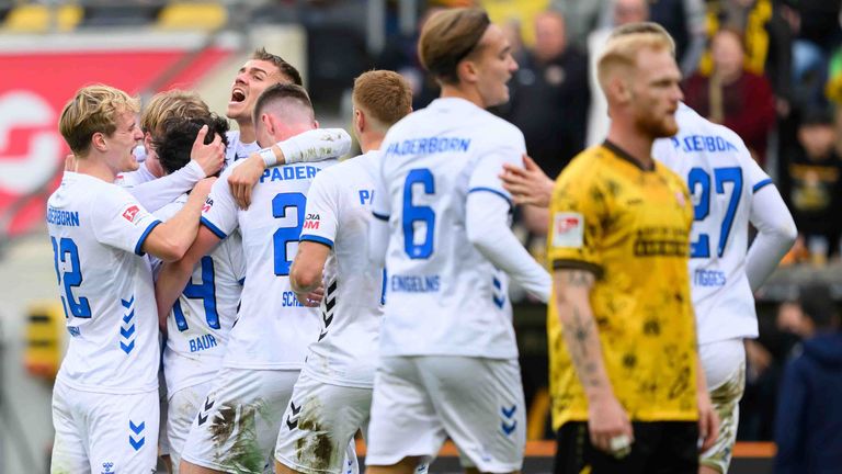 Mika Baur (SC Paderborn) jubelt über seinen Treffer zum 2:1 gegen Dynamo Dresden.
