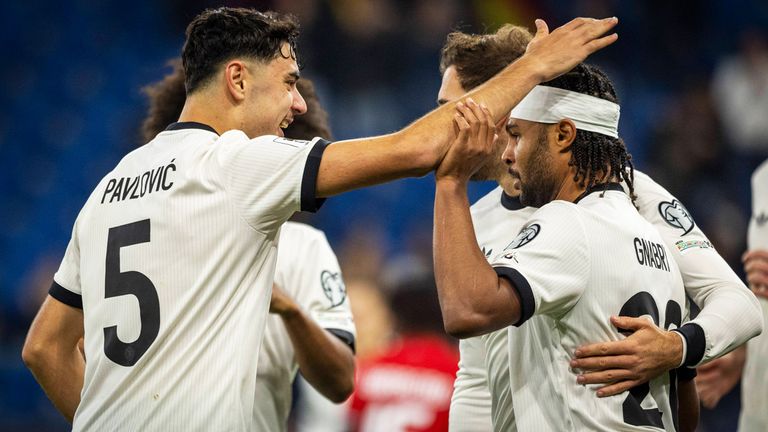 Aleksandar Pavlovic (l.) und Serge Gnabry konnten im DFB-Dress bei den zurückliegenden Qualispielen überzeugen. 