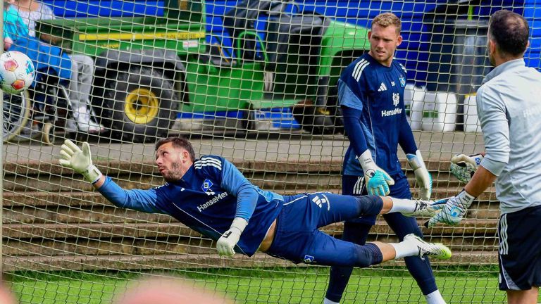HSV-Torwarttrainer Sven Höh trainiert mit Daniel Peretz und Daniel Heuer Fernandes.
