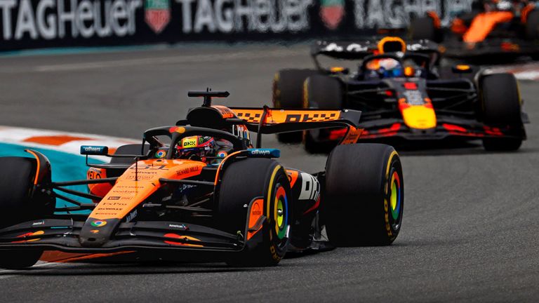 Oscar Piastri (vorne), Max Verstappen (M.) und Lando Norris  (hinten) liefern sich einen heißen Fight um den WM-Titel in der Formel 1.