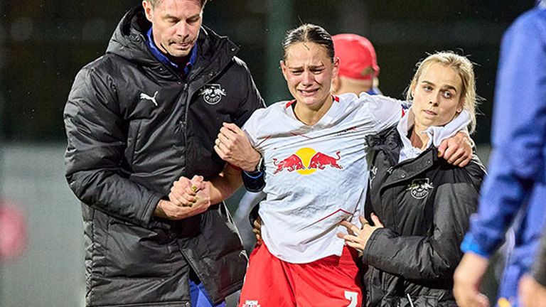 Leipzig-Stürmerin Giovanna Hoffmann (M) verließ gestützt und unter Tränen den Platz.