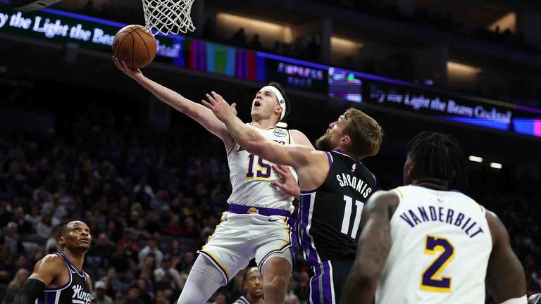Lakers-Guard Austin Reaves (l) gelingen 51 Punkte beim Sieg gegen die Sacramento Kings.