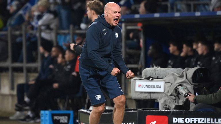 Jubel in kurzer Hose: Uwe Rösler gewinnt bei seinem Debüt als Bochum-Trainer.