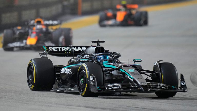 Mercedes-Pilot George Russell führt das Rennen in Singapur an.