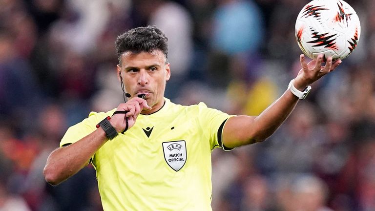 Schiedsrichter Gil Manzano leitet das DFB-Spiel in Belfast.