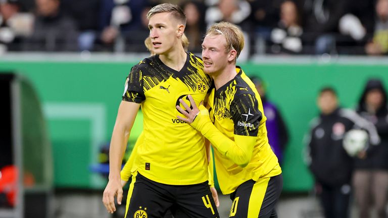 Nico Schlotterbeck und Julian Brandt nach dem Ausgleich zum 1:1 im DFB-Pokalspiel gegen Frankfurt.