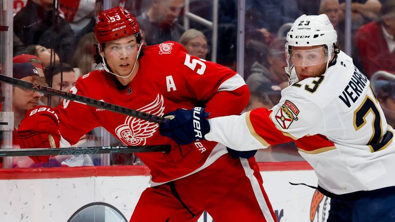 Moritz Seider (l.) siegt mit den Detroit Red Wings gegen NHL-Champion Florida Panthers.  