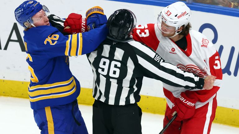 Moritz Seider verliert mit Detroit.