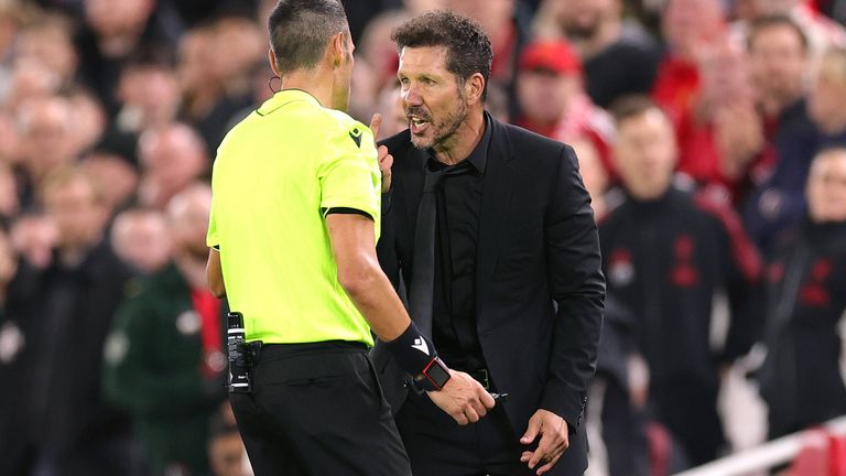 Kalte Duschen! Die Elf von Trainer Diego Simeone beschwert sich bei der UEFA.