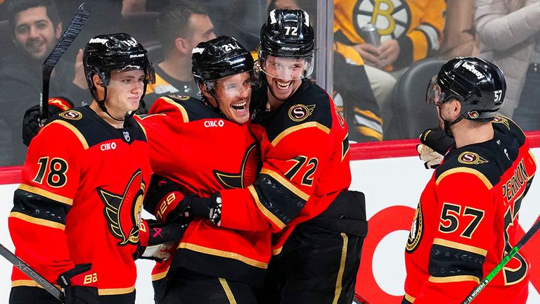 Der deutsche NHL-Star Tim Stützle (l.) feiert mit seinen Senators-Teamkollegen.